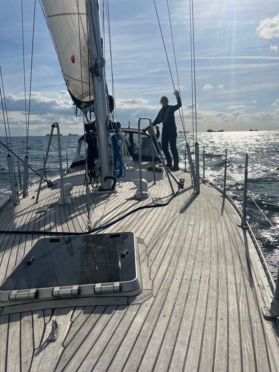 14. Onderweg naar het Noorden passeren wij de Maasgeul. Bertine voelt zich op haar gemak tijdens de reis over de Noordzee op haar vertrouwenwekkende Breehorn.
