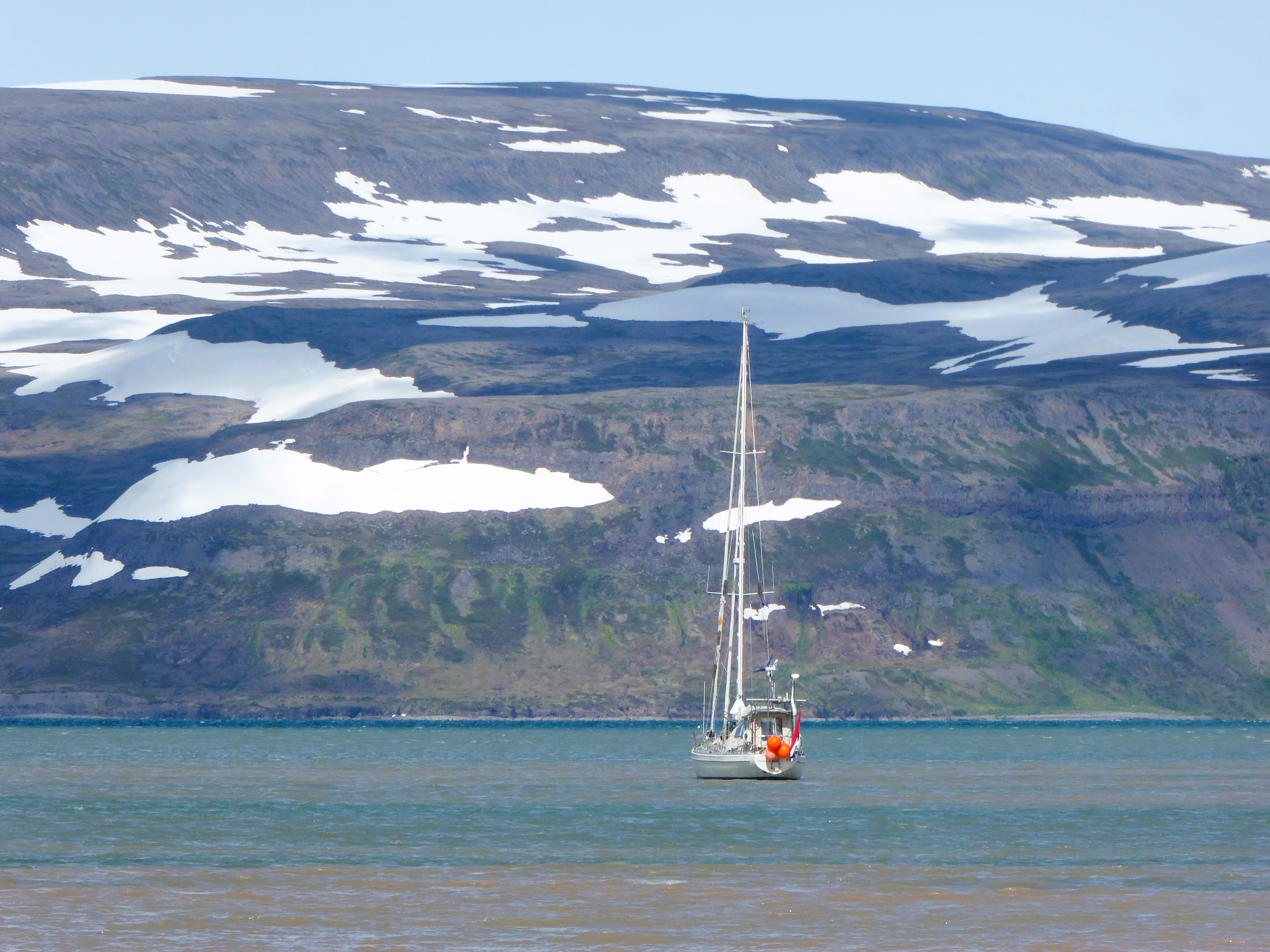 33. Voor anker in de baai hrafnsfjördur