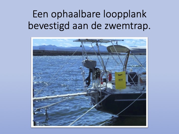 Een-ophaalbare-loopplank-bevestigd-aan-de-zwemtrap