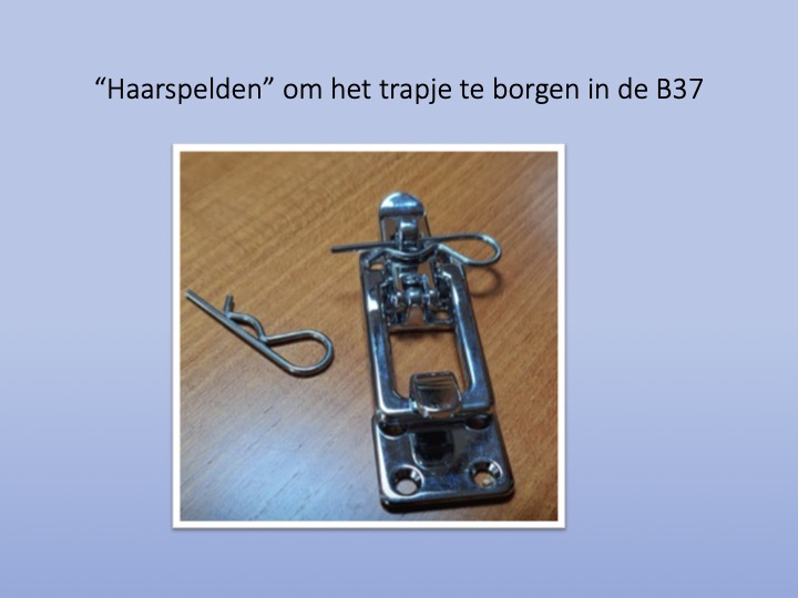 Haarspelden-om-het-trapje-te-borgen-in-de-B37
