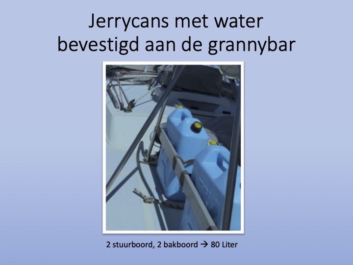 Jerrycans-met-water-bevestigd-aan-de-grannybar