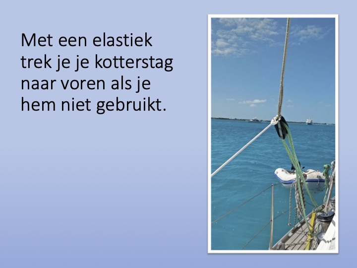 Met-een-elastiek-trek-je-je-kotterstag-naar-voren-als-je-hem-niet-gebruikt. 